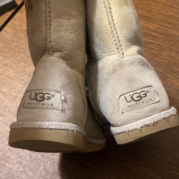 UGG Classic Short w cute design! Size 6 - Picture 9 of 11